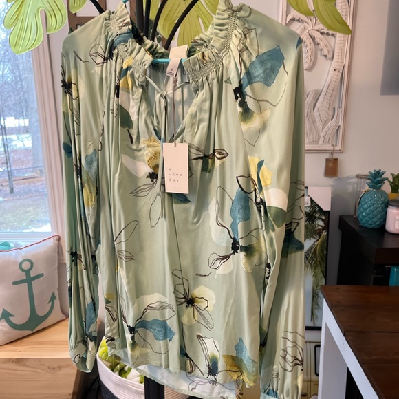 Cute Ruffled Neck Shirt! - Picture 2 of 2